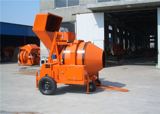 China Máquina diesel móvil hidráulica del mezclador concreto de la tolva que inclina para los trabajos de mezcla concretos proveedor